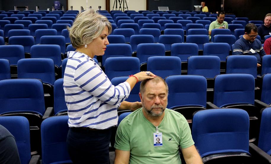 Meditação e tratamento com as mãos ajudam a combater a ansiedade e o estresse Tratamento para o equilíbrio do sistema nervoso