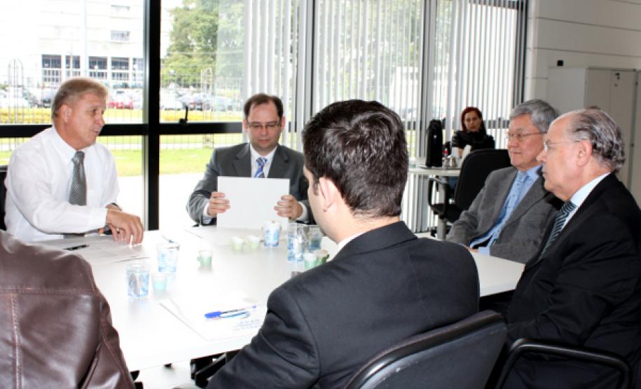 Cosit avalia projetos de inovação da área de tecnologia da informação do governo do Estado Na reunião do Cosit, presidida pelo secretário Cassio Taniguchi, o presidente Jacson Carvalho Leite relatou as ações que a Celepar estará implementando no atendimento ao governo do estado