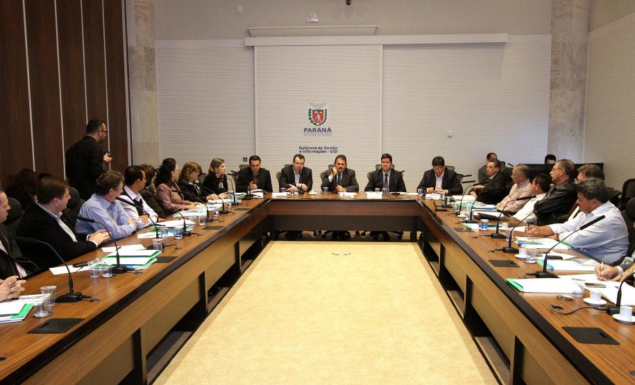 Chefes de escritórios e núcleos regionais dos municípios de Maringá e Paranavaí conheceram nesta  quarta-feira (17) o projeto da Rede Executiva de Governo. Eles participaram de reunião com o secretário, Cezar Silvestri, o secretário de Comunicação Social, Marcelo Cattani, e o subchefe da Casa Civil, Guto Silva, no Gabinete de Gestão e Informações, no Palácio Iguaçu, em Curitiba, para detalhamento da formação da Rede Executiva.