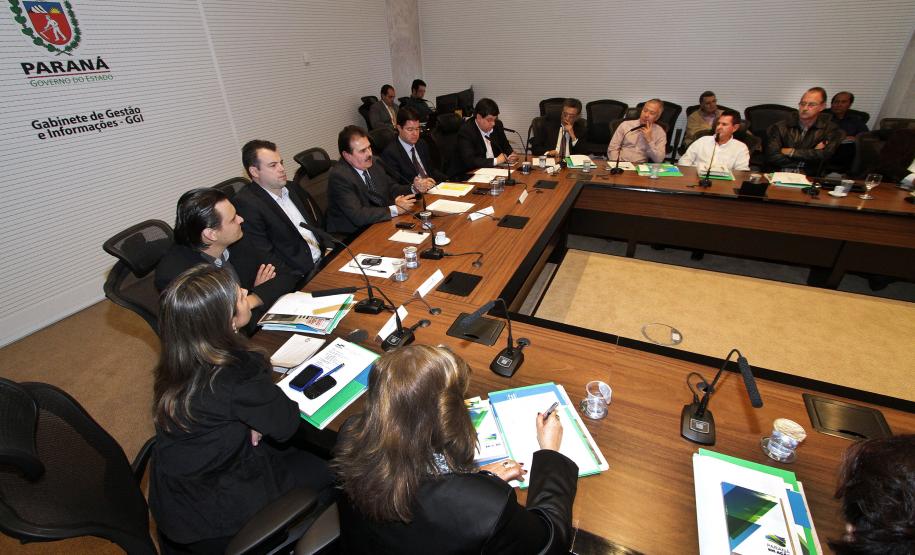 Chefes de escritórios e núcleos regionais dos municípios de Maringá e Paranavaí conheceram nesta  quarta-feira (17) o projeto da Rede Executiva de Governo. Eles participaram de reunião com o secretário, Cezar Silvestri, o secretário de Comunicação Social, Marcelo Cattani, e o subchefe da Casa Civil, Guto Silva, no Gabinete de Gestão e Informações, no Palácio Iguaçu, em Curitiba, para detalhamento da formação da Rede Executiva.