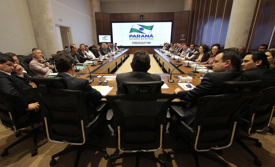 Chefes de escritórios e núcleos regionais dos municípios de Maringá e Paranavaí conheceram nesta  quarta-feira (17) o projeto da Rede Executiva de Governo. Eles participaram de reunião com o secretário, Cezar Silvestri, o secretário de Comunicação Social, Marcelo Cattani, e o subchefe da Casa Civil, Guto Silva, no Gabinete de Gestão e Informações, no Palácio Iguaçu, em Curitiba, para detalhamento da formação da Rede Executiva.