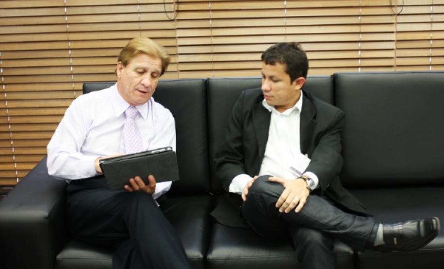 O presidente da Celepar, Jacson Carvalho Leite apresenta ao presidente da Prodep, José Alipio Jr, soluções de TI desenvolvidas no Paraná