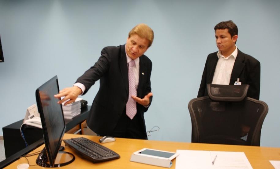 O presidente Jacson Leite mostra como será o funcionamento da futura Sala de Situação do governo do Estado