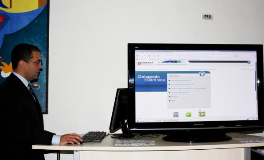 Governador Beto Richa conhece a Delegacia Eletrônica O analista da Celepar, Rubens Faria de Brito Filho integra a equipe responsável pelo projeto da Delegacia Eletrônica