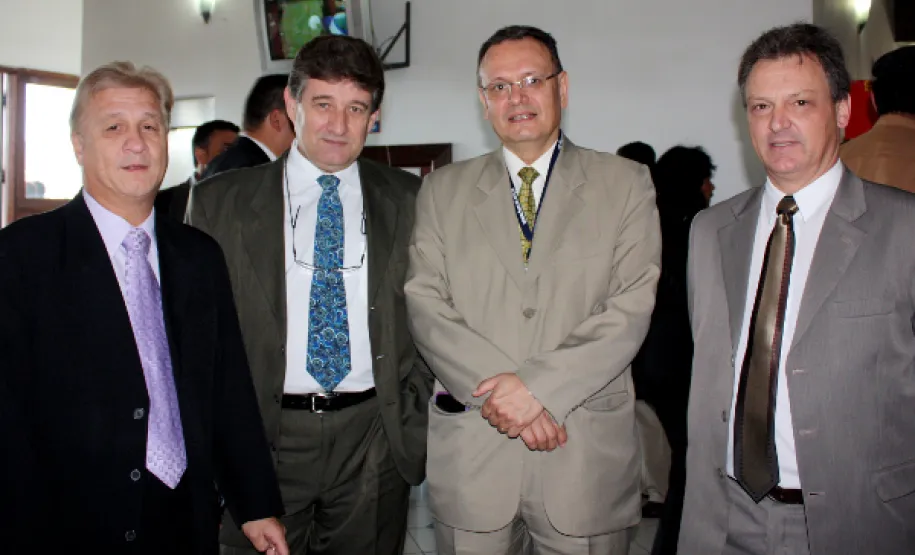 Governador Beto Richa conhece a Delegacia Eletrônica Jacson Carvalho Leite, José Juracy Macedo, Danilo Scalet e Luiz Fernando Ballin Ortolani. Diretoria da Celepar prestigia o lançamento do Paraná Seguro