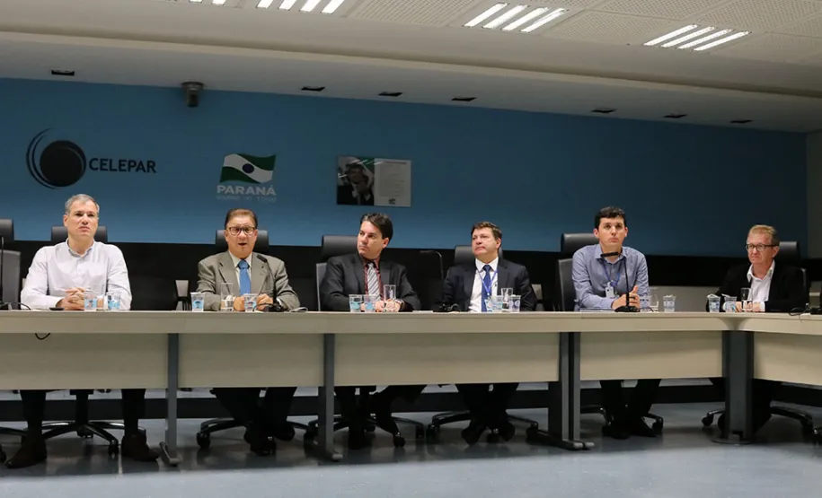 Carlos Pessoa, Jacson Carvalho Leite, Fernando Matesco, Amilto Francisquevis, Luciano Cardoso e Antônio João Lima no Centro Integrado de Informações Estratégicas da Celepar (CIIE)