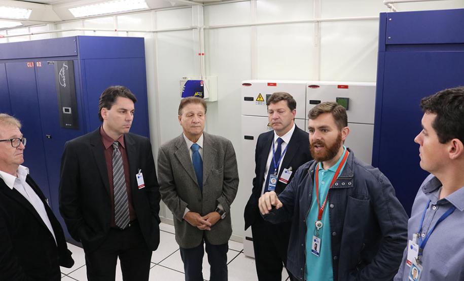 Carlos Eduardo Amaro (DIOPE), segundo da direita para esquerda, explica o funcionamento do Data Center Corporativo do Governo do Estado do Paraná à equipe do CIIE
