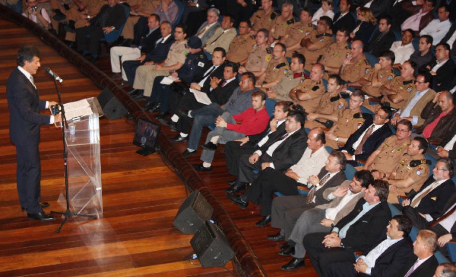 Governador Beto Richa conhece a Delegacia Eletrônica