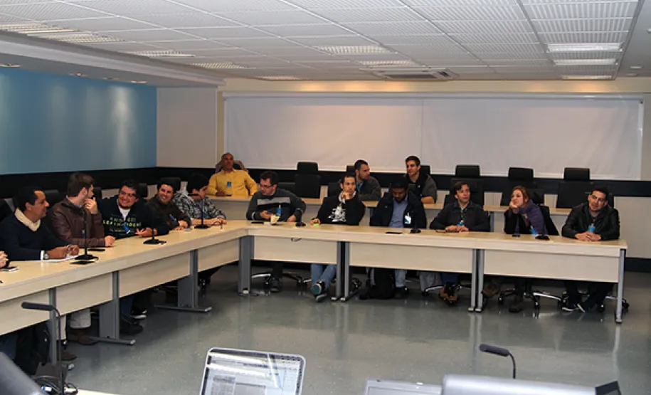 Alunos de TI do Programa S2B do MIC-Tecpar visitam a Celepar