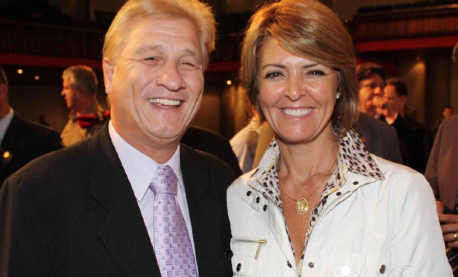 Governador Beto Richa conhece a Delegacia Eletrônica Jacson Carvalho Leite e a secretária da Família e Desenvolvimento Social e presidente do Provopar, Fernanda Richa, na cerimônia realizada no Canal da Música