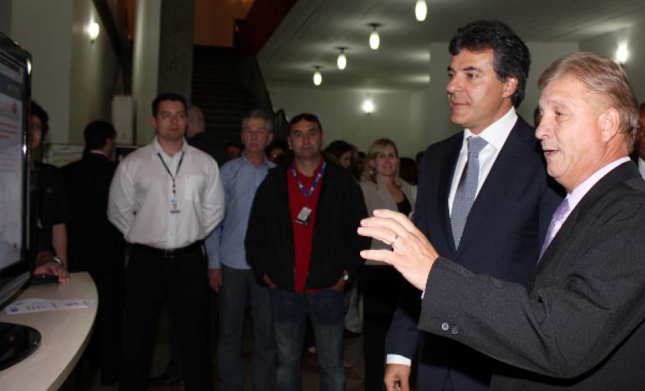 Governador Beto Richa conhece a Delegacia Eletrônica