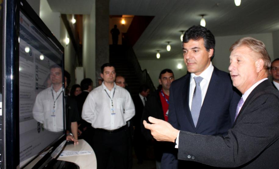 Governador Beto Richa conhece a Delegacia Eletrônica
