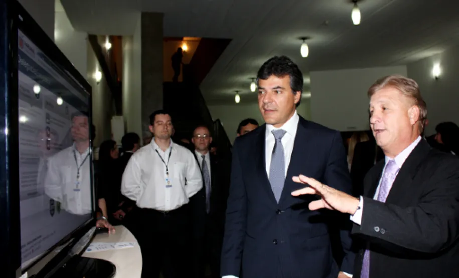 Governador Beto Richa conhece a Delegacia Eletrônica