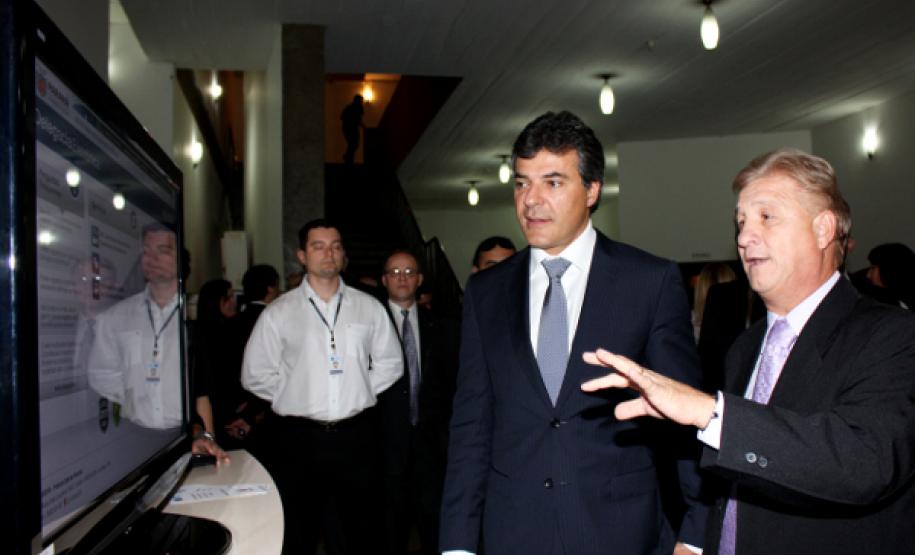 Governador Beto Richa conhece a Delegacia Eletrônica