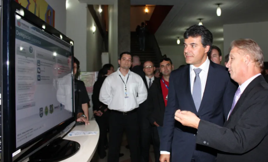 Governador Beto Richa conhece a Delegacia Eletrônica O presidente da Celepar, Jacson Carvalho Leite demonstra ao governador Beto Richa a forma como o boletim eletrônico será preenchido pelo cidadão