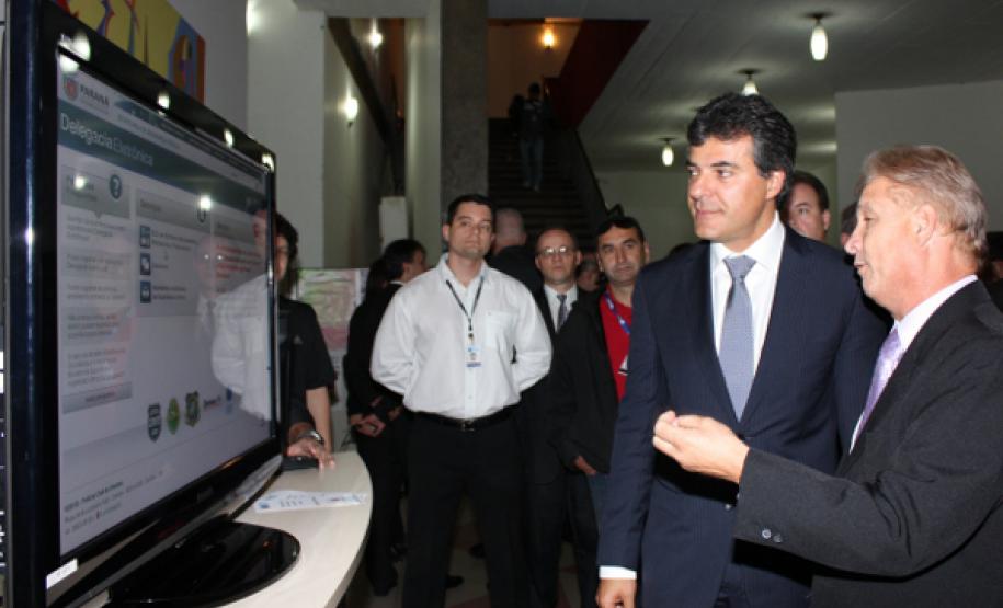 Governador Beto Richa conhece a Delegacia Eletrônica O presidente da Celepar, Jacson Carvalho Leite demonstra ao governador Beto Richa a forma como o boletim eletrônico será preenchido pelo cidadão