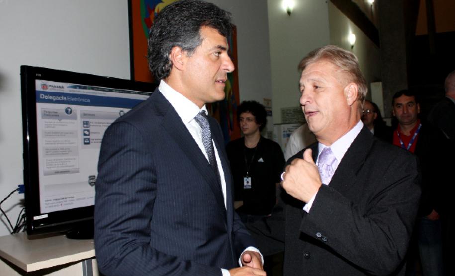 Governador Beto Richa conhece a Delegacia Eletrônica