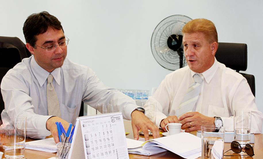 Delegacia Eletrônica, projeto desenvolvido em conjunto pela Polícia Civil e Celepar, começa a registrar ocorrências de furtos O delegado titular da Coordenação de Informática da Polícia Civil, Eduardo Marcelo Castella e o presidente Jacson Carvalho Leite tratam da implantação de novas soluções para a Delegacia Eletrônica