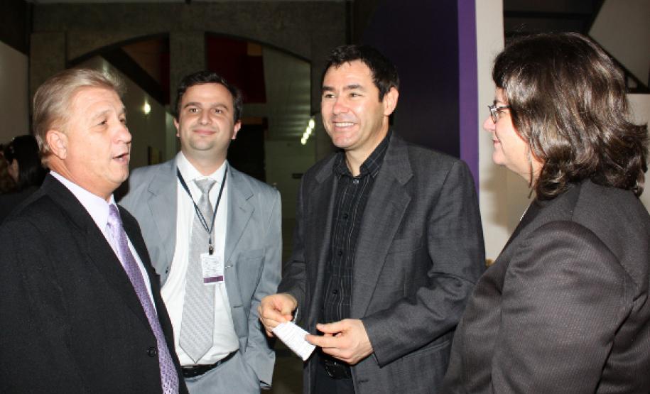 Governador Beto Richa conhece a Delegacia Eletrônica O presidnete Jacson Carvalho Leite, com Valter Schastai, Jair Fernandes e Maria Teresa Rodrigues Pahl, empregados da Celepar que integram a equipe responsável pelo desenvolvimento do projeto da Delegacia Eletrônica