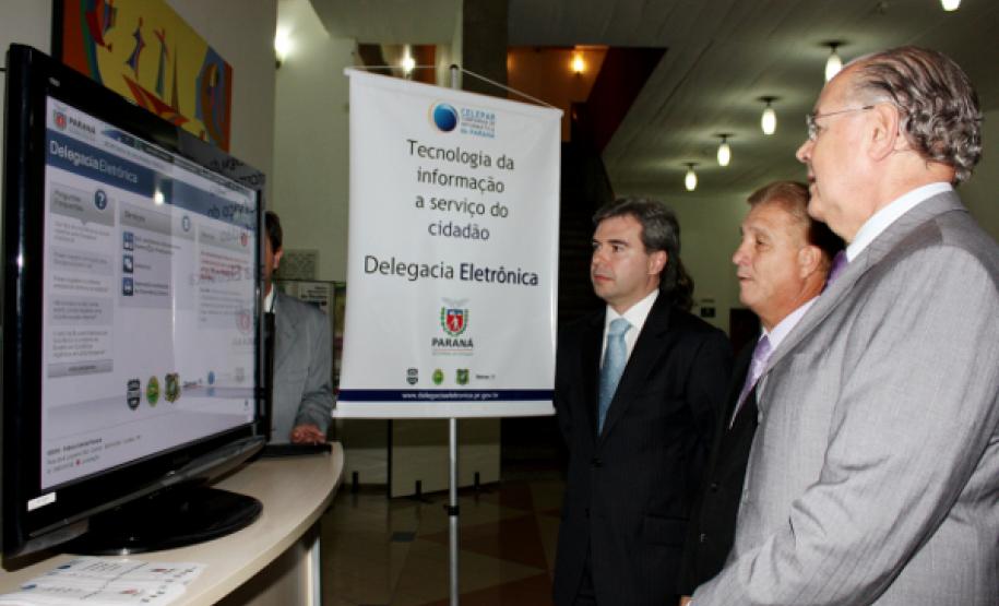 Governador Beto Richa conhece a Delegacia Eletrônica Os secretários da Segurança Pública, Reinaldo de Almeida César e da Fazenda, Luiz Carlos Hayli avaliam com o presidente Jacson Carvalho Leite os benefícios desta solução tecnológica à população paranaense