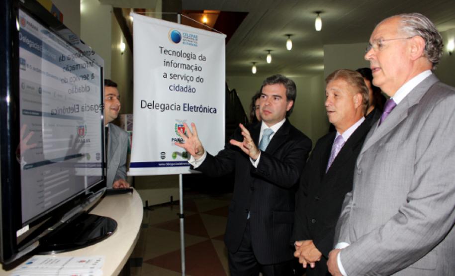 Governador Beto Richa conhece a Delegacia Eletrônica