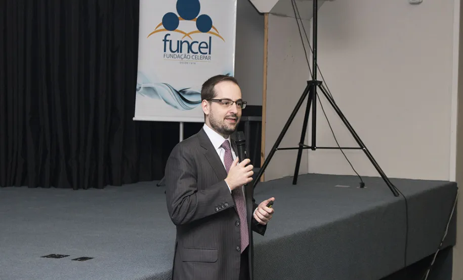 Programa Minha Escolha promove palestra sobre economia e mercado na Celepar