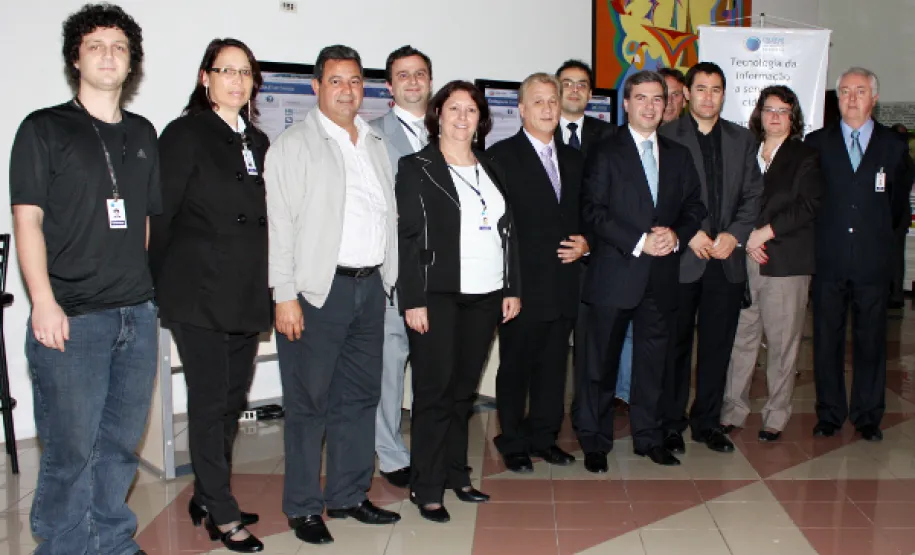 Governador Beto Richa conhece a Delegacia Eletrônica O secretário Reinaldo de Almeida César e o presidente Jacson Carvalho Leite ao lado de empregados da Celepar que trabalharam no estande que a empresa montou no Canal da Música