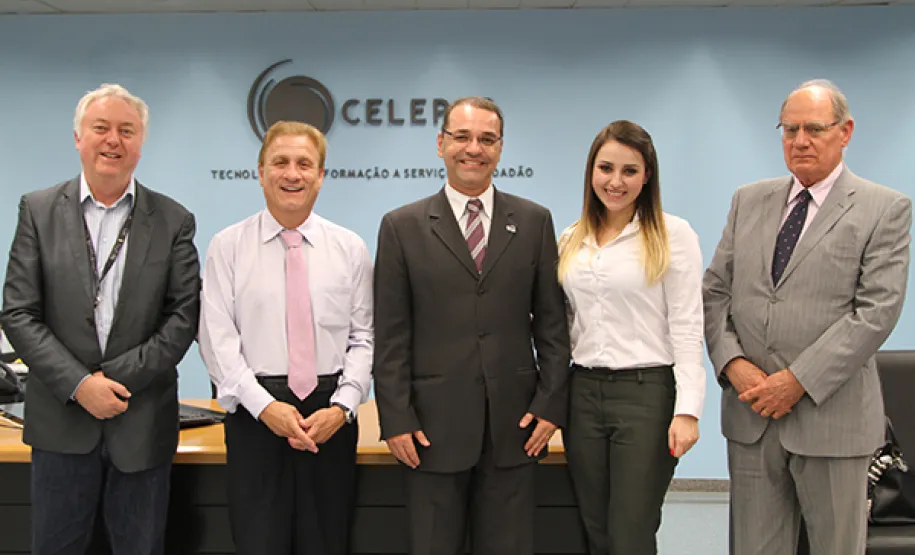 Nas ondas do rádio O assessor de comunicação da Celepar, Eloir José Sbalqueiro, Jacson Carvalho Leite, Márcio Villela, a assessora de comunicação da AERP, Andressa Maltaca, e Lucio Alberto Hansel