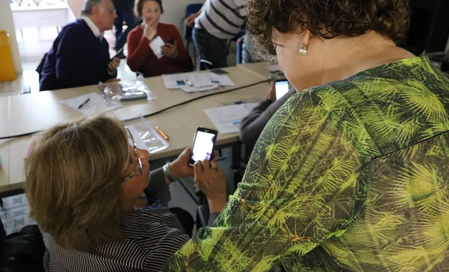 Professora de 93 anos aprende a usar recursos do smartphone em curso da Celepar