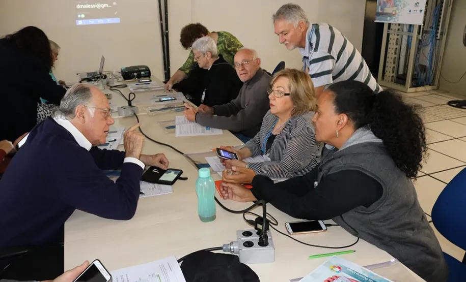 Professora de 93 anos aprende a usar recursos do smartphone em curso da Celepar