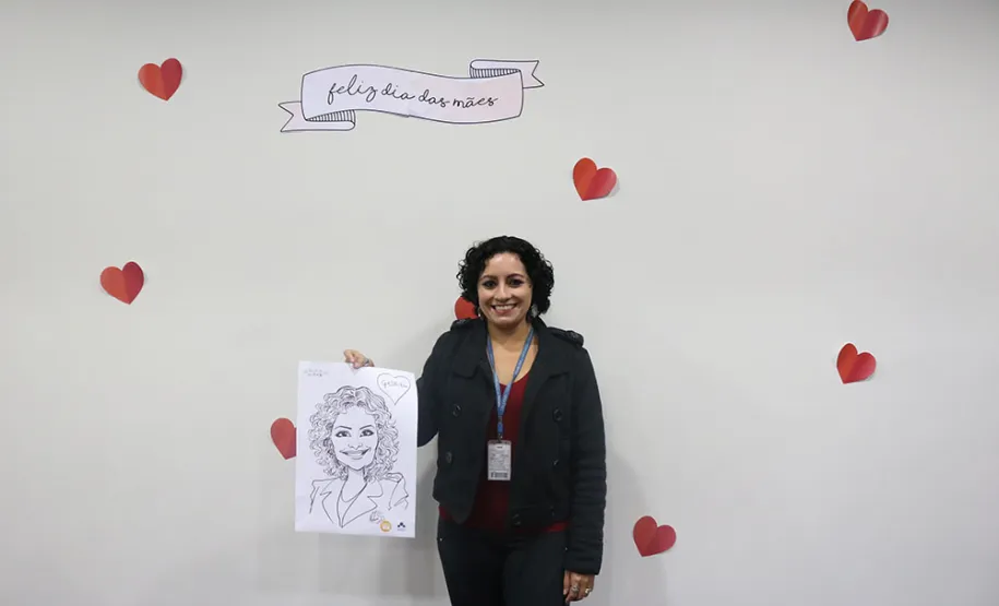 Celepar e Funcel celebram o Dia das Mães com direito a caricaturas