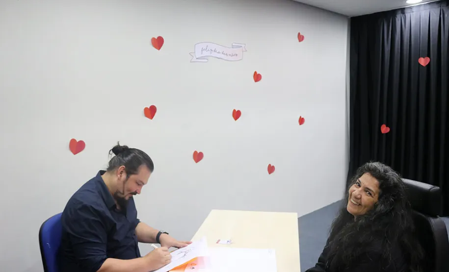 Celepar e Funcel celebram o Dia das Mães com direito a caricaturas