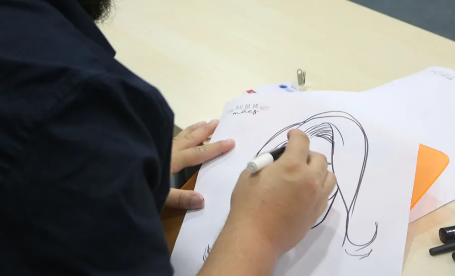 Celepar e Funcel celebram o Dia das Mães com direito a caricaturas
