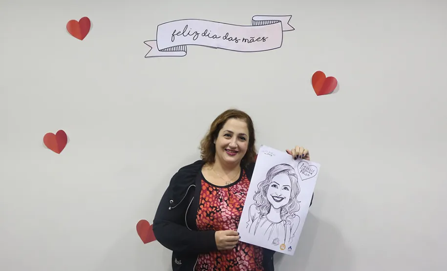 Celepar e Funcel celebram o Dia das Mães com direito a caricaturas