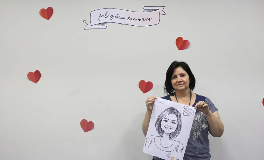 Celepar e Funcel celebram o Dia das Mães com direito a caricaturas