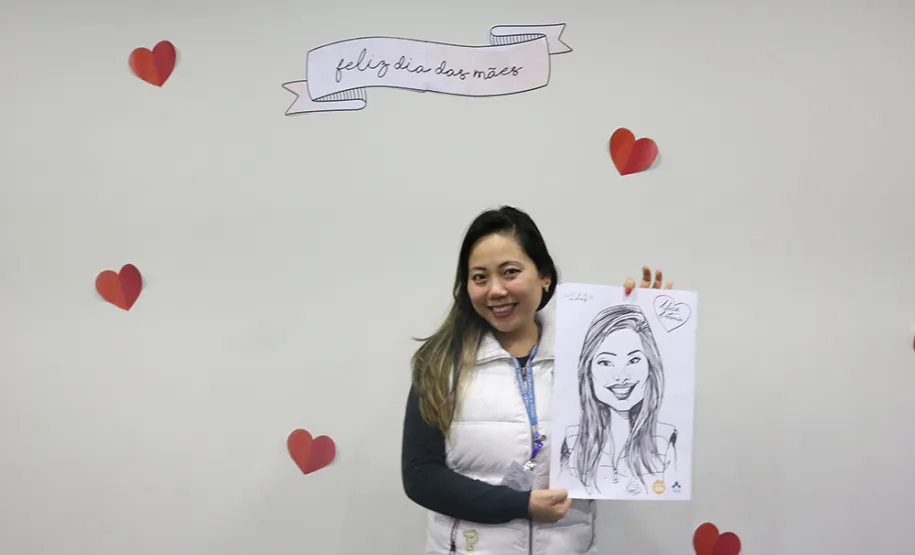 Celepar e Funcel celebram o Dia das Mães com direito a caricaturas