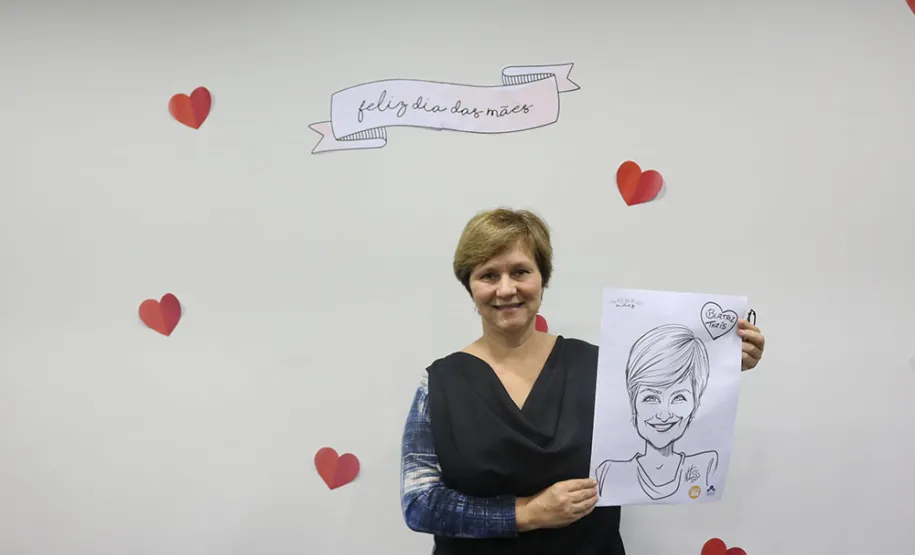 Celepar e Funcel celebram o Dia das Mães com direito a caricaturas