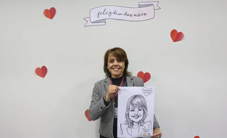 Celepar e Funcel celebram o Dia das Mães com direito a caricaturas
