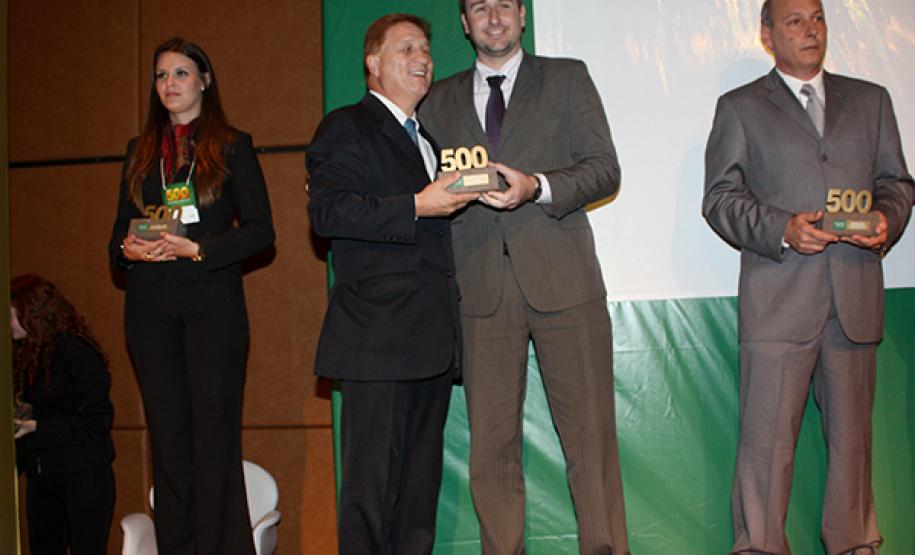 Celepar é a companhia de maior rentabilidade no setor informática e automação do Sul do país O presidente Jacson Carvalho Leite recebe o prêmio em nome da Celepar