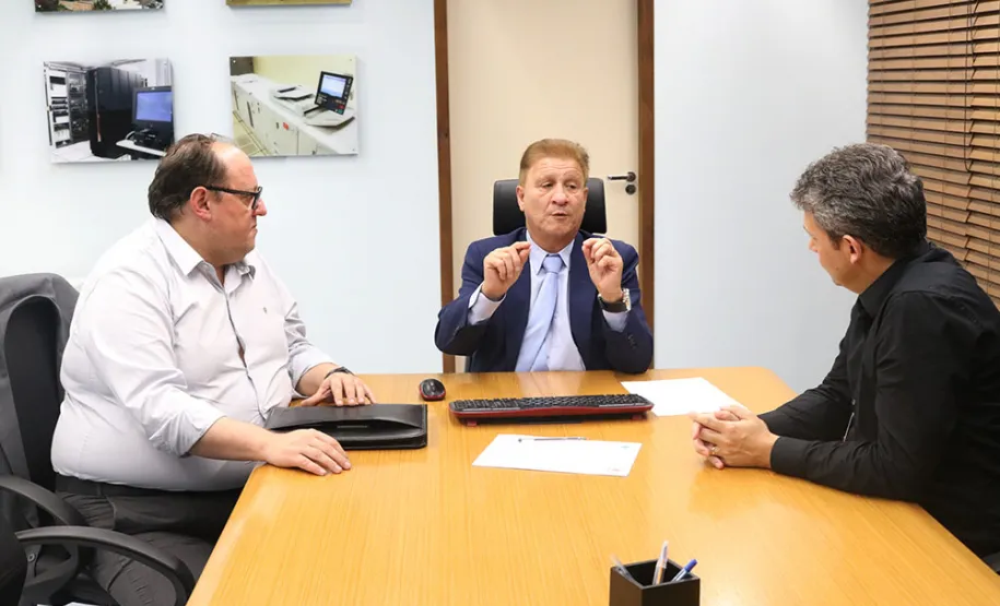 Secretaria da Família inaugura novo espaço para treinamento a distância 1 2 3 4 5 Parar animação A secretária estadual da Família e Desenvolvimento Social, Fernanda Richa, ao lado do presidente da Celepar, Jacson Carvalh