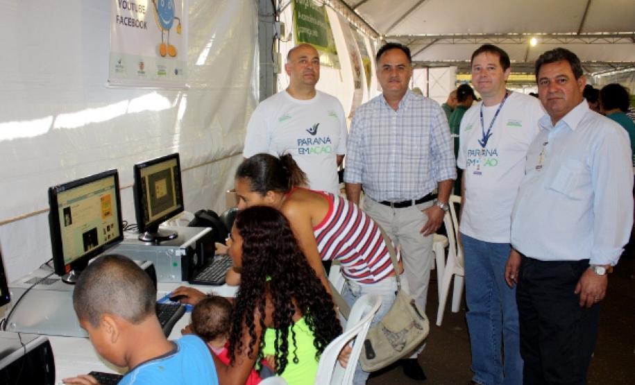 O prefeito Carlos Alberto de Paula Junior conhece o programa de inclusão digital da Celepar. Na foto, ele ao lado de Alzemar Venâncio, Timothy Sdwin Squair e Valderi Pereira da Silva