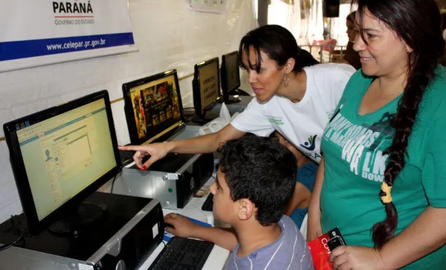 Celepar leva inclusão digital para o Paraná em Ação Vitor Torugo e Lucilene Bandera, filho e mãe empolgados diante da possibilidade de navagar nas redes sociais