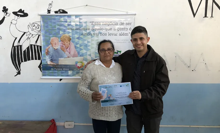 80 idosos de Pontal do Paraná ingressam no mundo digital com curso de smartphone da Celepar