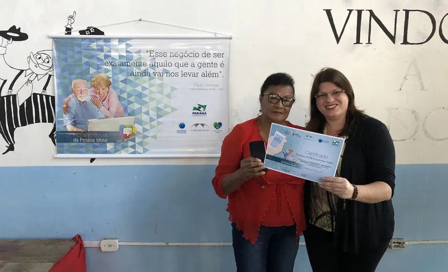 80 idosos de Pontal do Paraná ingressam no mundo digital com curso de smartphone da Celepar
