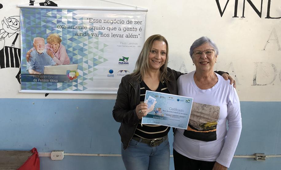 80 idosos de Pontal do Paraná ingressam no mundo digital com curso de smartphone da Celepar