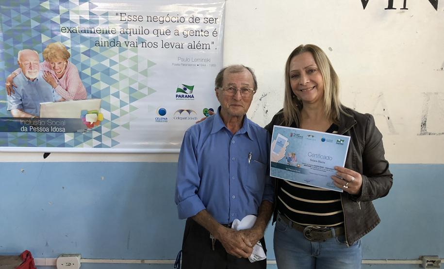 80 idosos de Pontal do Paraná ingressam no mundo digital com curso de smartphone da Celepar