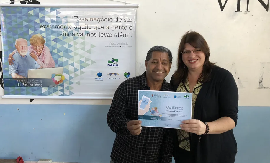 80 idosos de Pontal do Paraná ingressam no mundo digital com curso de smartphone da Celepar