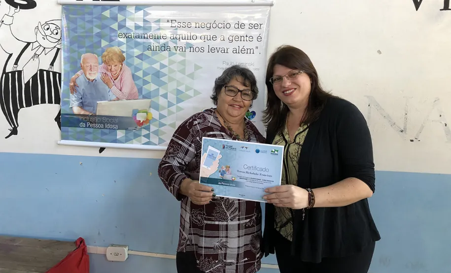 80 idosos de Pontal do Paraná ingressam no mundo digital com curso de smartphone da Celepar