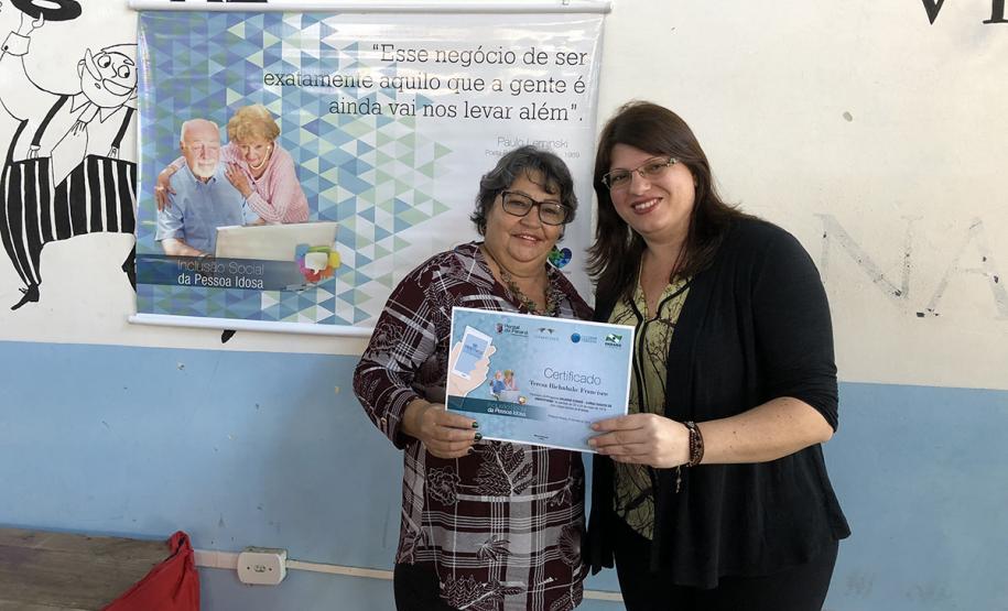 80 idosos de Pontal do Paraná ingressam no mundo digital com curso de smartphone da Celepar