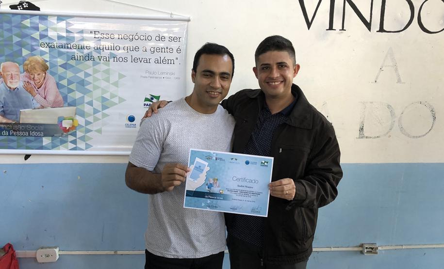 80 idosos de Pontal do Paraná ingressam no mundo digital com curso de smartphone da Celepar